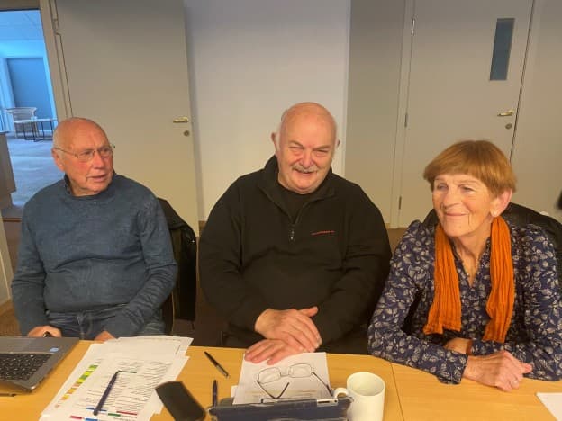 Svein Haugen i Flekkefjord pensjonistklubb er her flankert av Karl Johan Skråmestø (tv) og Ragnhild Carlsen fra Vanse pensjonistforening.