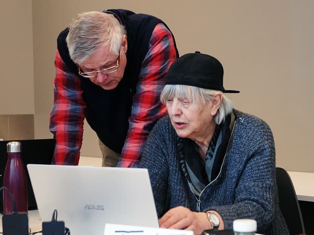 Tove Andersen beviser overfor veileder Dag Hoftun Knutsen at man aldri blir for gammel til å lære nye ferdigheter. (Foto: Stein Arild Iglebæk)