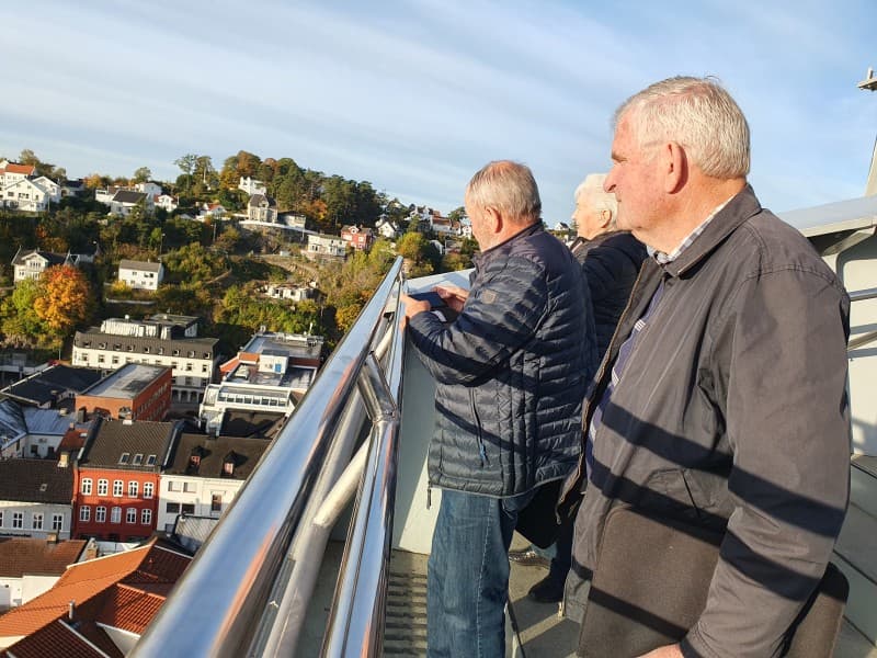 Lars Simonstad, Benn Olaf Tvedt og Gudrun Helga Myre nyter utsikten og opplever Arendal "fra oven"