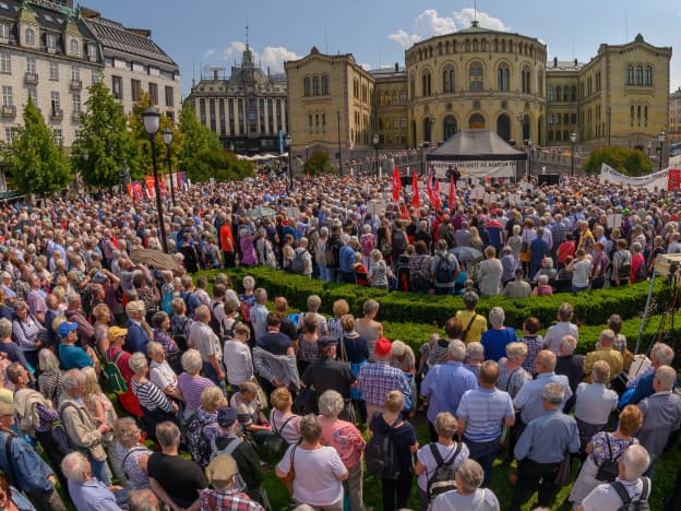 Den 6. juni 2019 demonstrerte 5000 alderspensjonister foran Stortinget. Ytterligere 995.000 alderspensjonister var altså  ikke til stede da dette bildet ble tatt. (Foto: Johnny Syversen)
