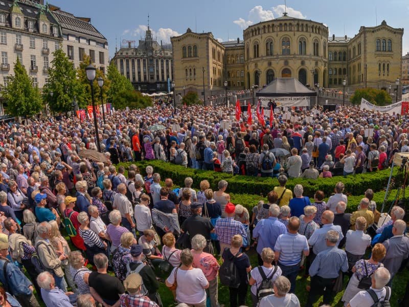 Den 6. juni 2019 demonstrerte 5000 alderspensjonister foran Stortinget. Ytterligere 995.000 alderspensjonister var altså  ikke til stede da dette bildet ble tatt. (Foto: Johnny Syversen)