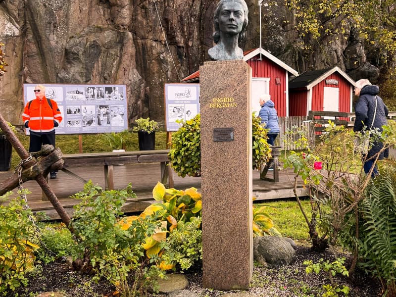 INGRID BERGMANN: En liten park med statue av Ingrid Bergmann og plakater med bilder