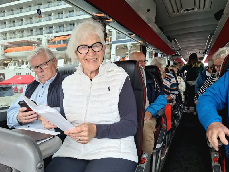 Leder for Tromsø Pensjonistforening, Irene Valstad Simonsen  kontrollerer at alle er kommet med på bussen.