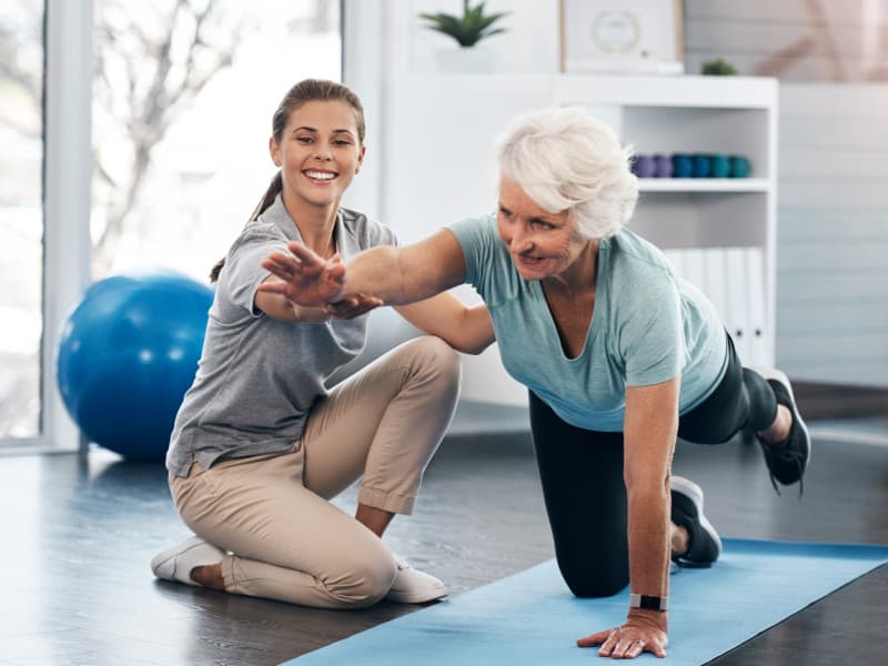 Fysisk aktivitet gjennom programmet Sterk og stødig, treningsgrupper for seniorer, bidrar til bedre balanse og styrke hos hjemmeboende eldre. (Illustrasjonsfoto: iStock)