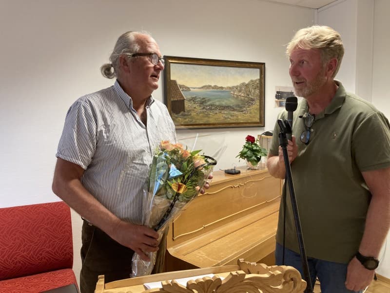 Bjørn  Egeli  overrekker blomster til sin tidligere kollega i politiet Jon  K Selås som kåserte om «Olsenbanden.» 