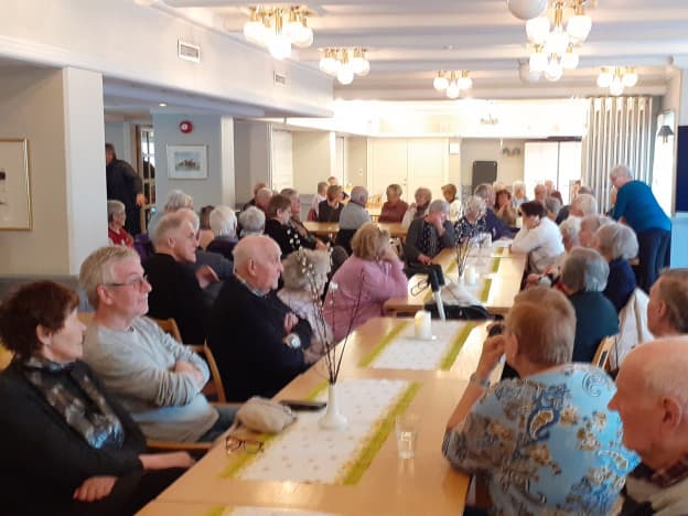 Vel 75 pensjonister hadde møtt fram for å høre Joop Cuppen snakke om digitalt utenforskap