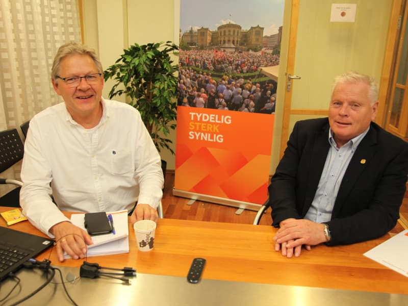 Generalsekretær Harald Olimb Norman (t.v.) og forbundsleder Jan Davisen har grunn til å smile litt, når regjeringen inngår budsjettenighet med Frp.
