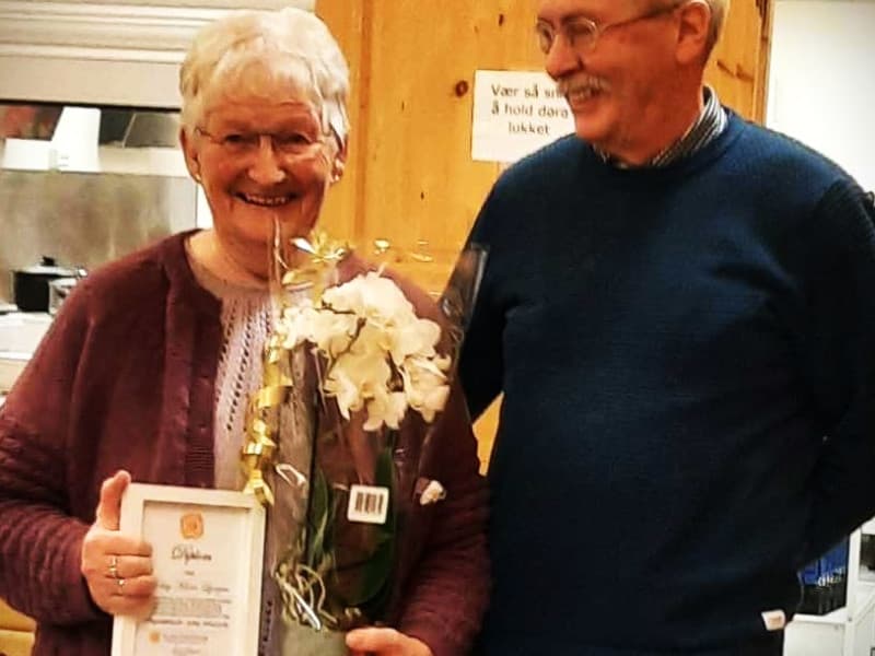 Edny Klara Lyngra fikk blomster og diplom for sin innsats i styret fra årsmøtet 2016 - både som vara og de siste årene som fast styremedlem.  
Hun valgte nå å overlate plassen til nytt styremedlem, som ble Hjørdis Wulff.
