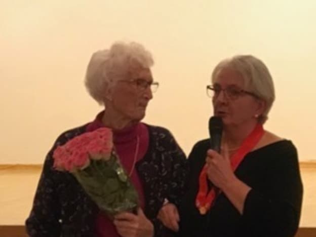 100-årsjubilanten Elise Almås får overrakt blomster og gratulasjonar